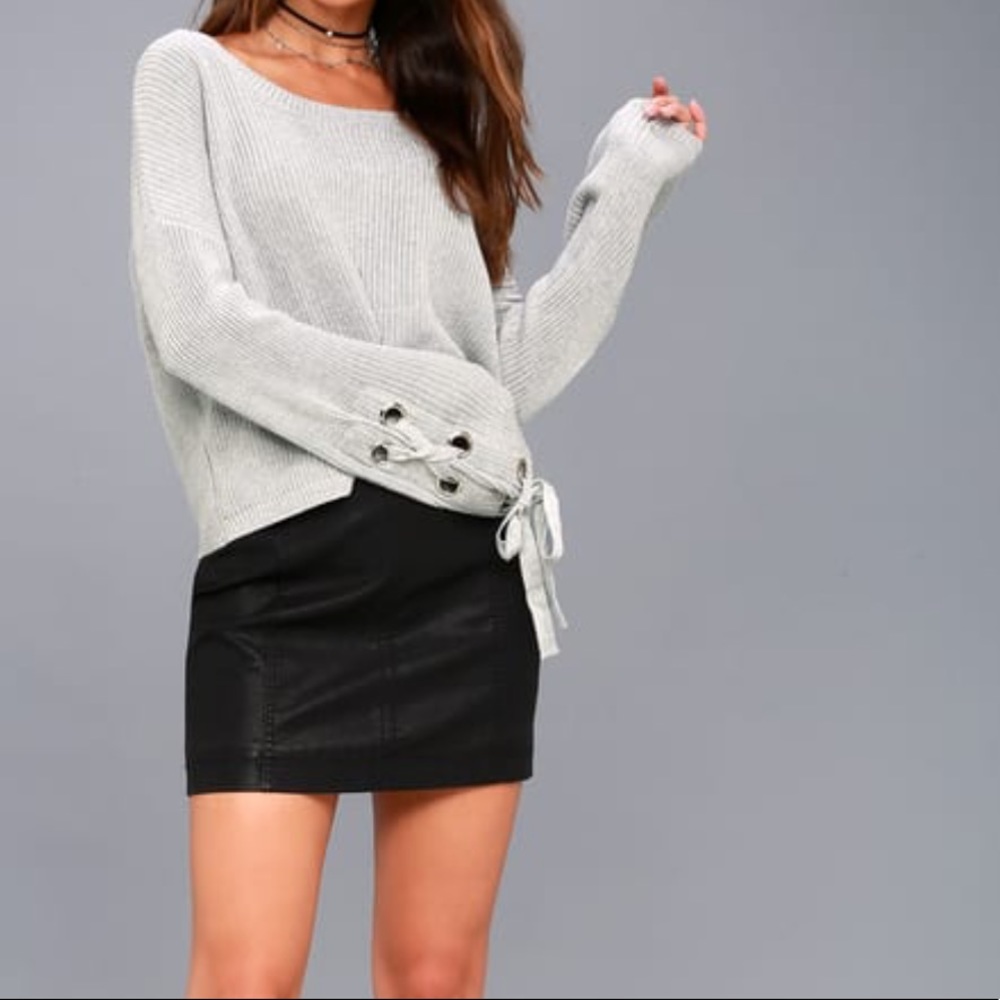 LULU’S CROPPED TIE SLEEVE SWEATER